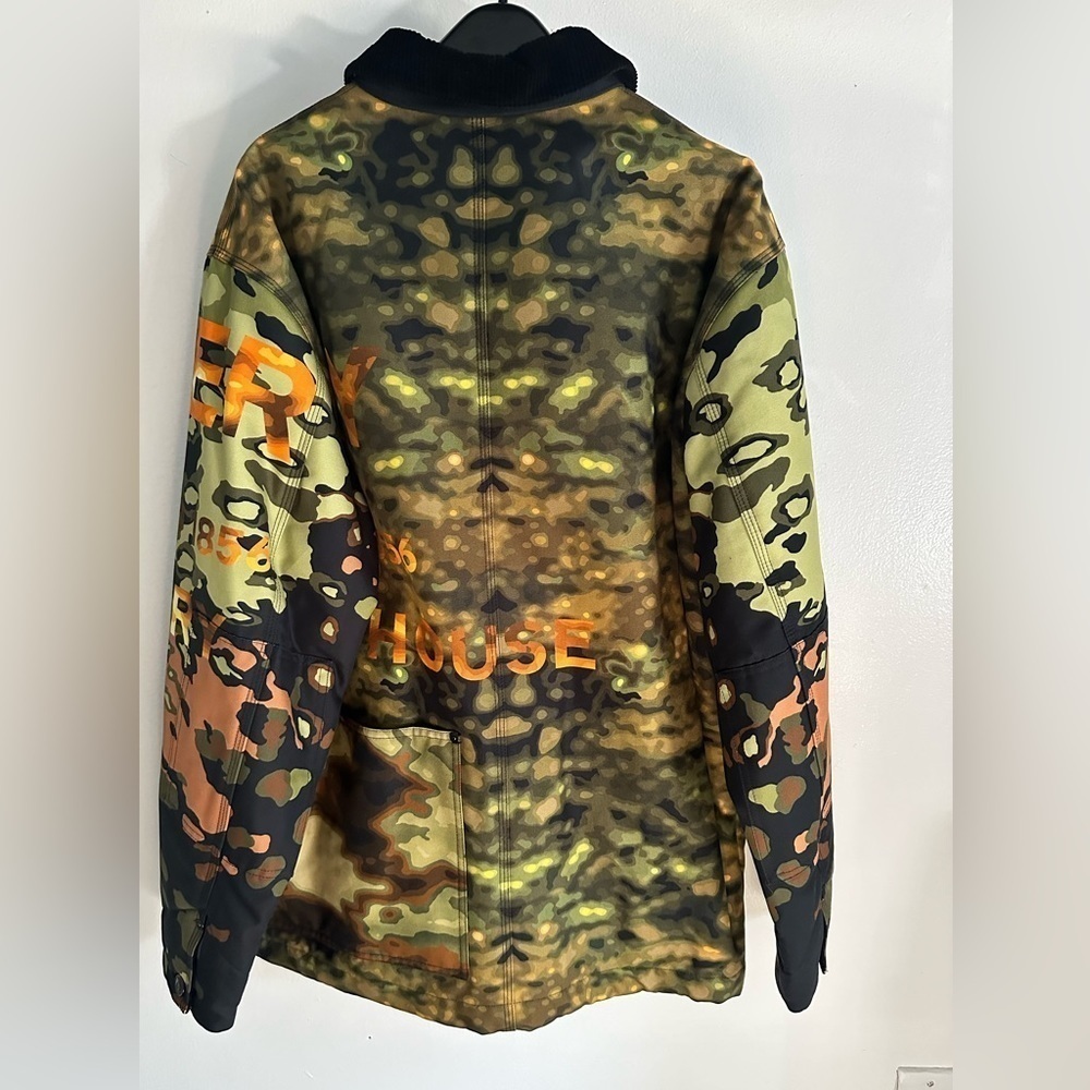 BURBERRY
Malvern Camouflage Logo Print Jacket - Picture 9 of 12